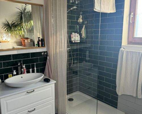 modernes Vollbadezimmer