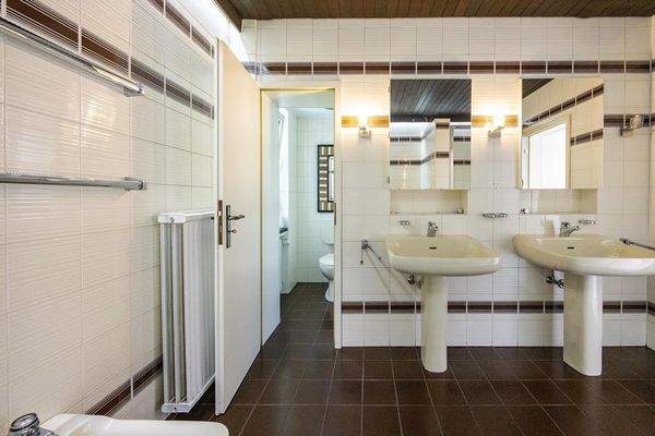 Bad: Badezimmer mit Doppelwaschtisch, links Zugang zum WC