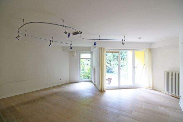 Geräumiges Schlafzimmer (vermutlich teilbar)