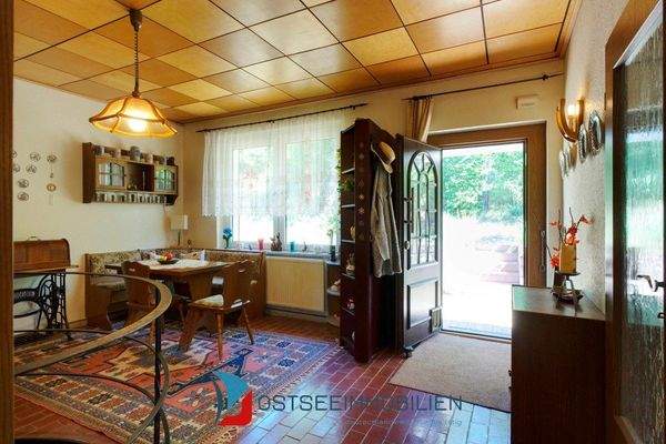 Diele m. Blick z. Eingangstür