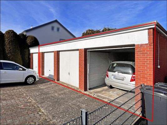 3 Garagen befinden sich links vom Haus