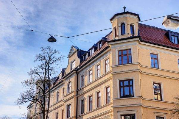 Erker mit Volutengiebeln