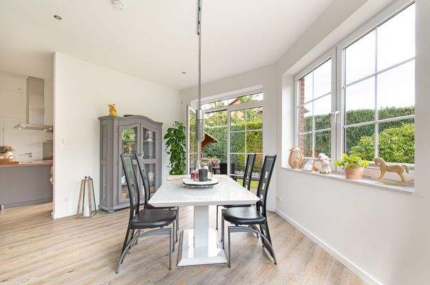 Angrenzender Essbereich mit direktem Terrassenzugang