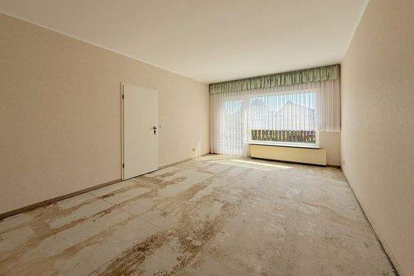 geräumiges Wohnzimmer mit angrenzendem Balkon