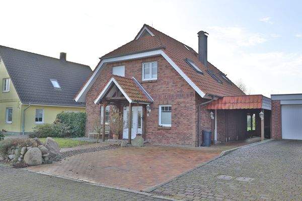 Einfamilienhaus mit Carport &amp; Garage