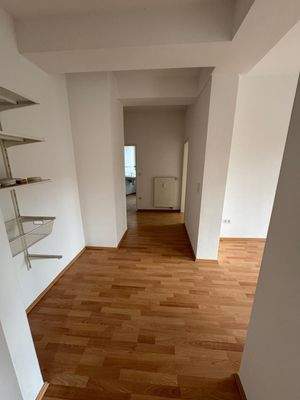 Heller Flur mit Holzfußboden