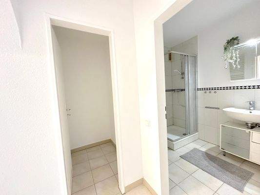 Helles Badezimmer mit Dusche