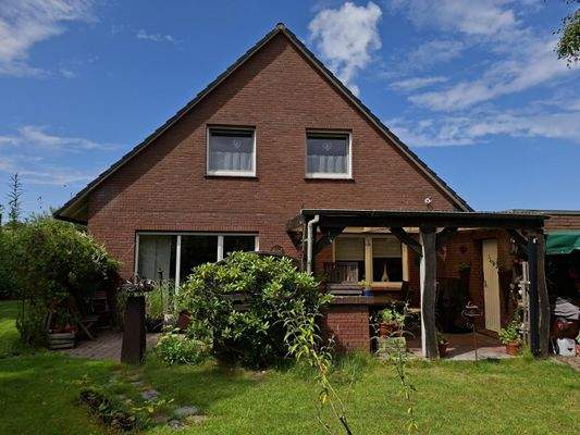 Blick vom Garten zum Haus