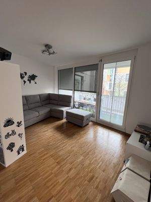 Wohnzimmer mit Blick auf Balkon.jpg