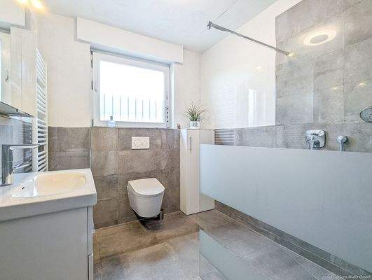 Modernes Tageslichtbad mit bodengleicher XL-Dusche