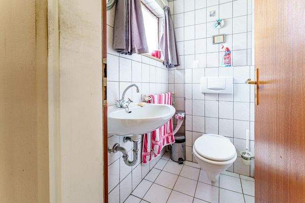 Gäste-WC mit Tageslicht.