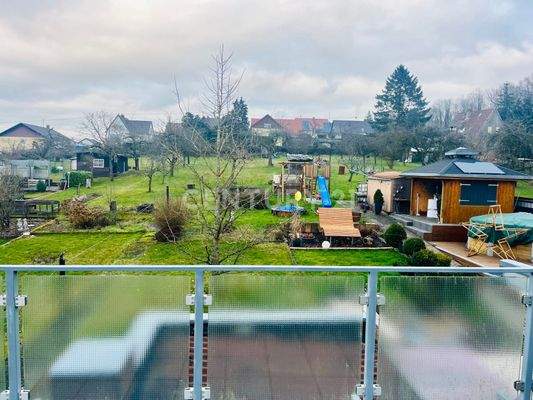 Blick von Terrasse in Garten OG