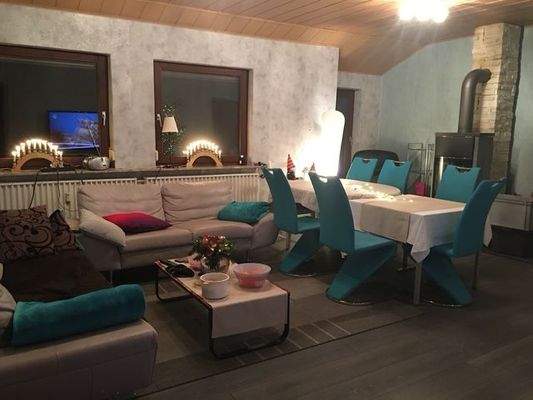 Wohnzimmer mit Holzofen