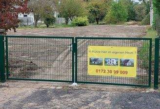 Blick auf das Grundstück mit Baustraße