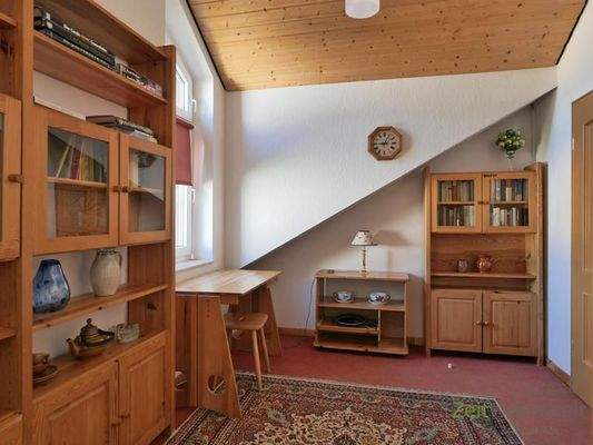 kleiner Schreibtisch und Kommoden