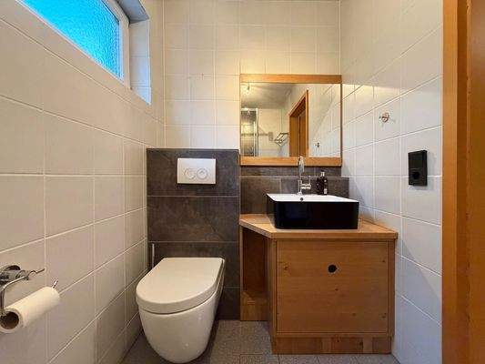 EG Einliegerwohnung Badezimmer: Mit Fenster und klarer Ausstattung