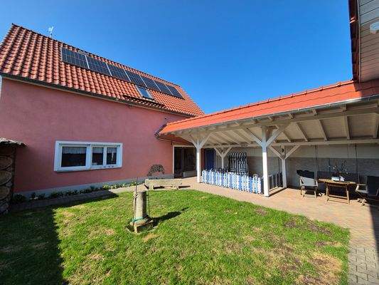 Blick zum Garagengebäude
