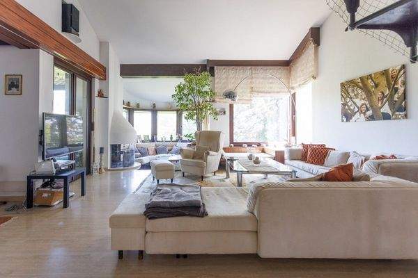 Wohnsalon mit Erker und Balkon