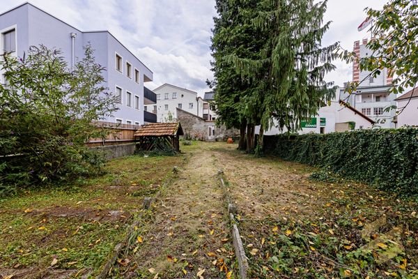 Großzügiger Garten mit Stadtmauer