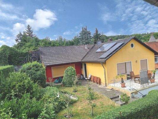 Ruhige Dorflage... die Südansicht des Hauses mit Terrasse/Garten