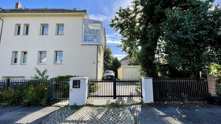 Hausansicht mit Einfahrt