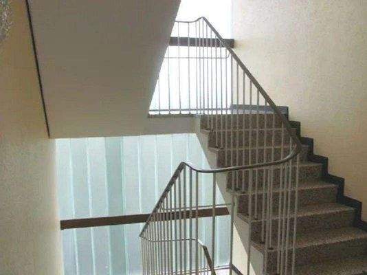 Treppenhaus mit Fenster