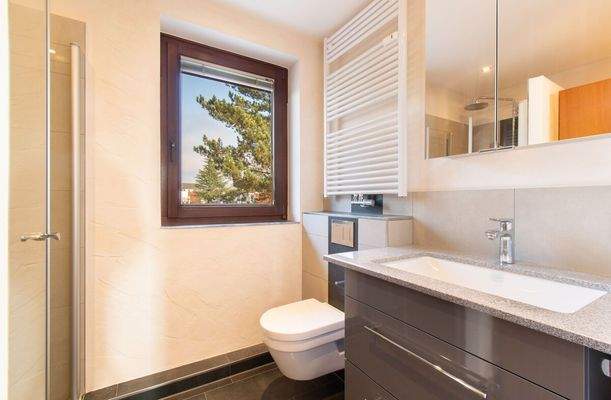 Neuwertiges Badezimmer mit Regendusche