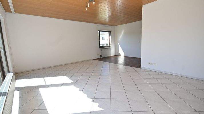 Wohnzimmer mit angrenzendem Essbereich