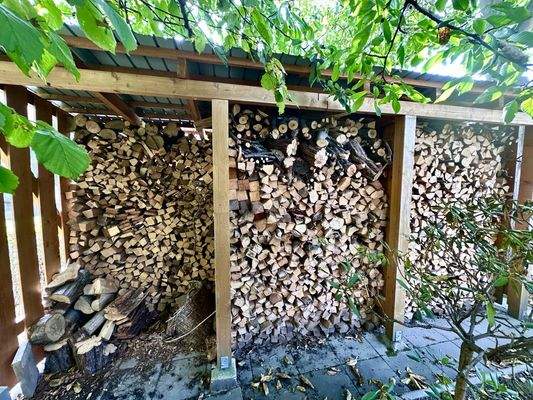  inkl. vielem Holz vor der Hütte