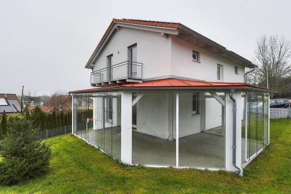 Hausansicht mit großem Wintergarten