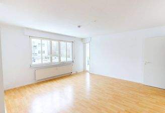 Ansicht I: Wohn- und Esszimmer mit offenem Küchenbereich