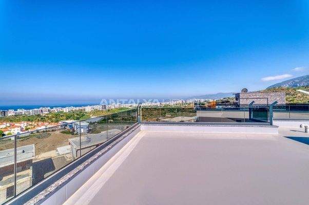 Sea and City-View House with Swimming Pool in Alanya