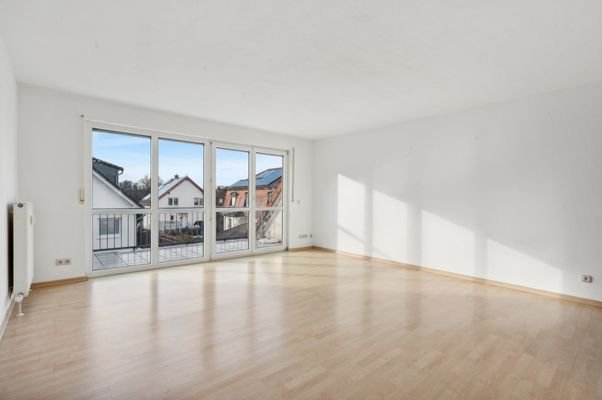 Wohnzimmer mit großer Fensterfront