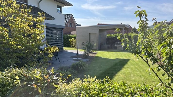 Blick in den Garten u. auf die Terrasse