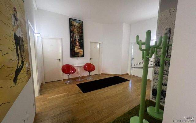 Heller Eingangsbereich – ideal für Empfang oder Wartezone