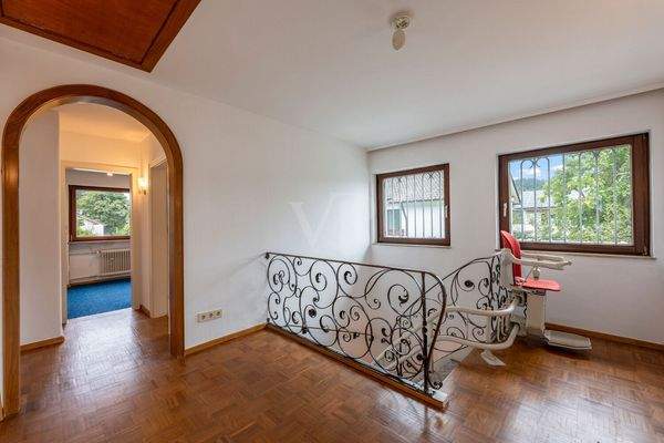 Flur im Obergeschoss mit Zugang zu den einzelnen Zimmern 