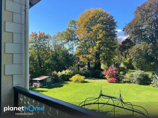 Blick vom Balkon in den Garten