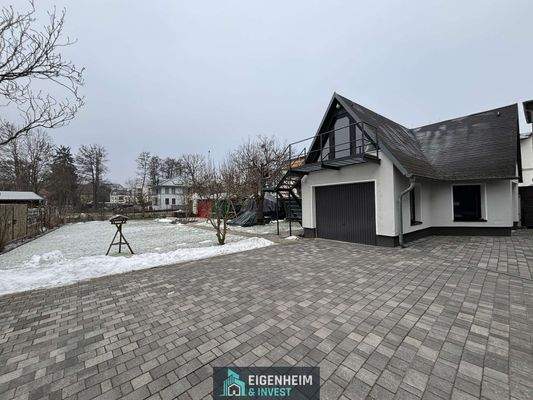 Bungalow und Doppelgarage 