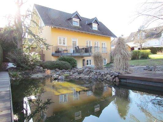 Gebäuderückseite mit Schwimmteich