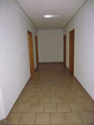 Flur vom Bürotrakt im Obergeschoss