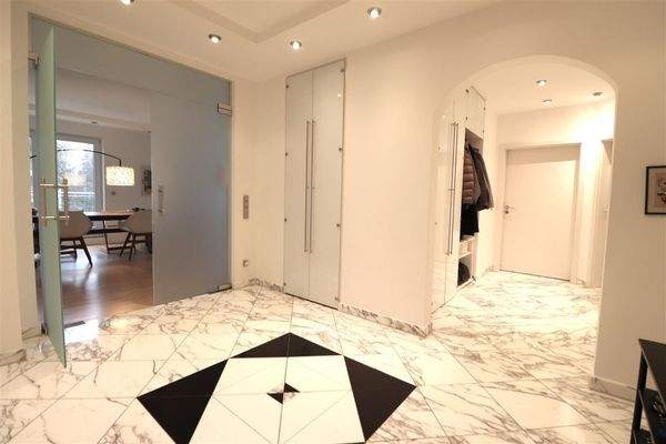 Diele mit Garderobe und Flurbereich