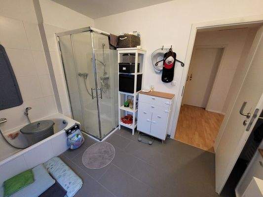 DG: Dusch-/Vollbad mit Fenster