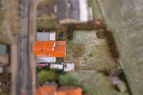 Hausansicht mit Grundstück