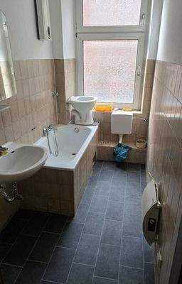 Bad mit Wanne ( noch nicht ganz fertig )