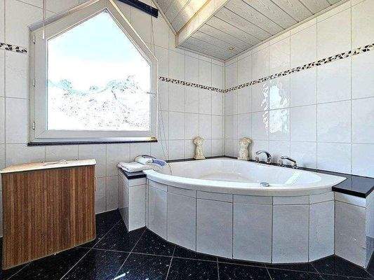 Tageslichtbadezimmer mit Dusche und Badewanne