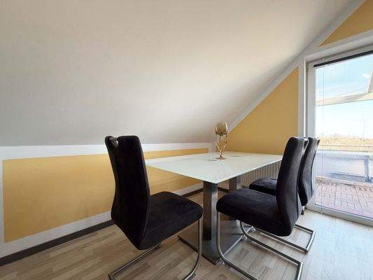 OG Essbereich: Gemeinsame Mahlzeiten mit direktem Zugang zum Balkon genießen