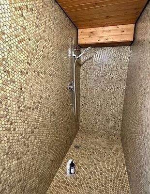 Begehbare Dusche im Keller