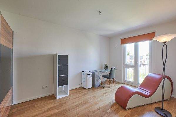 Großes Schlafzimmer mit bodentiefen Fenstern