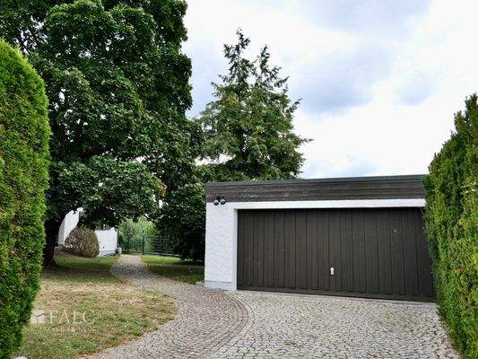 Doppelgarage, elektrisches Tor