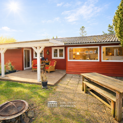 Überdachte Holzterrasse mit direktem Zugang zum Wohnbereich